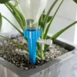 Automatic-Drip-Irrigation-System-Self-Watering-Spike-for-Flower-Plants-Greenhouse-Garden-Adjustable-Auto-Water-Dripper-1 מערכת השקיה עצמית להשקיה הדרגתית וממוקדת עד 15 יום ברציפות