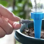 Automatic-Drip-Irrigation-System-Self-Watering-Spike-for-Flower-Plants-Greenhouse-Garden-Adjustable-Auto-Water-Dripper מערכת השקיה עצמית להשקיה הדרגתית וממוקדת עד 15 יום ברציפות