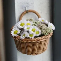kf-S2538fcac3f4c488b829a4bb2d30788dbj-Woven-Storage-Basket-Hanging-Portable-Wall-Hanging-Basket-Portable-Flower-Plant-Pot-Desktop-Kitchen-Vegetables-Storage סל קלוע תלוי - עציץ נייד לתליה על הקיר או על השולחן דקורטיבי ויפה
