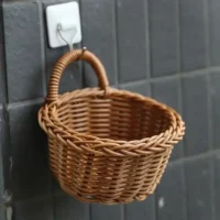 kf-S4276fdc8e180465894f459cb2e65bfb7S-Woven-Storage-Basket-Hanging-Portable-Wall-Hanging-Basket-Portable-Flower-Plant-Pot-Desktop-Kitchen-Vegetables-Storage סל קלוע תלוי - עציץ נייד לתליה על הקיר או על השולחן דקורטיבי ויפה