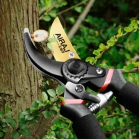 kf-S66b62ca89eb74e3d9f1d84b6a47c6a818-pruners מזמרת גינון ארגונומית מקצועית בעלת להב פלדה חד במיוחד עם ציפוי טפלון - חזקה ועמידה במיוחד | לגיזום מושלם ומדויק 🌱