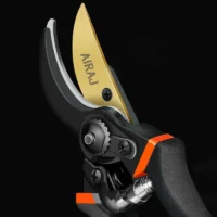 kf-Sf43795df8da049318e594f92b67aa227e-pruners מזמרת גינון ארגונומית מקצועית בעלת להב פלדה חד במיוחד עם ציפוי טפלון - חזקה ועמידה במיוחד | לגיזום מושלם ומדויק 🌱