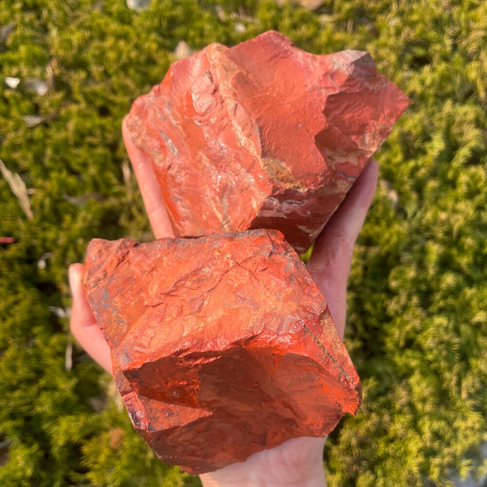 אבן Red Jasper אדומה טבעית גדולה לעיצוב ויצירה בגדלים שונים