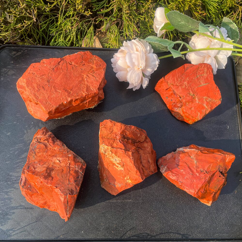 אבן Red Jasper אדומה טבעית גדולה לעיצוב ויצירה בגדלים שונים