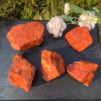 אבן Red Jasper אדומה טבעית גדולה לעיצוב ויצירה בגדלים שונים